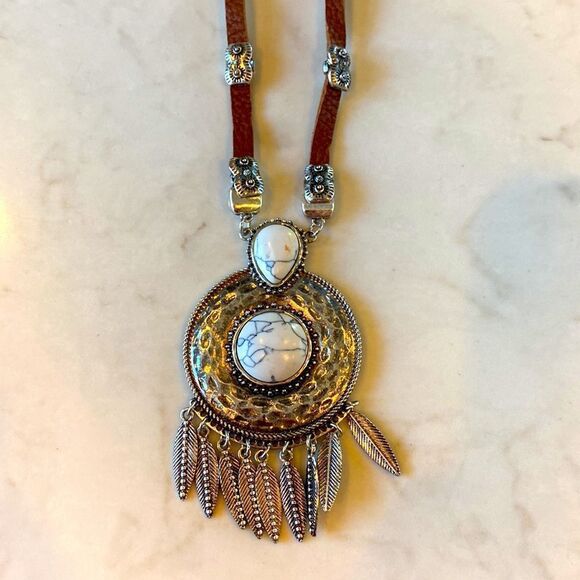 Boot barn brand faux white veined Carmel leather silver concho brand new - Picture 2 of 3